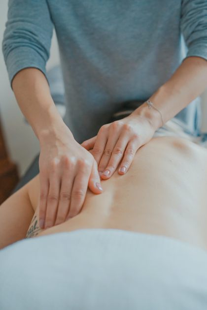 Person erhält eine Rückenmassage